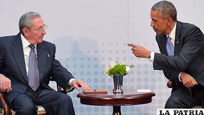 Raúl Castro (Izq.) junto a Barack Obama (Der.)