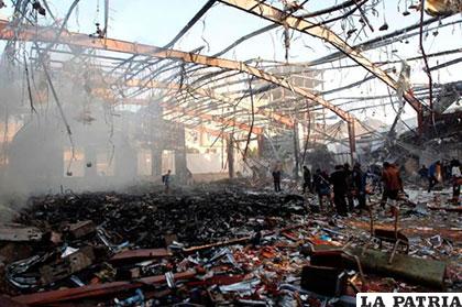 Vista general de la destrucción causada en la zona del bombardeo en un funeral en Saná, en Yemen