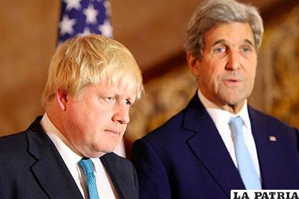 El secretario de Estado de EE.UU., John Kerry (Der.), y el ministro de Exteriores británico, Boris Johnson (Izq.)