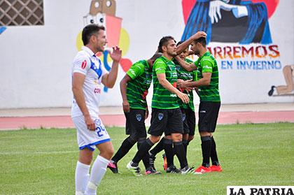 Festejan los de Warnes ante la molestia de Suárez