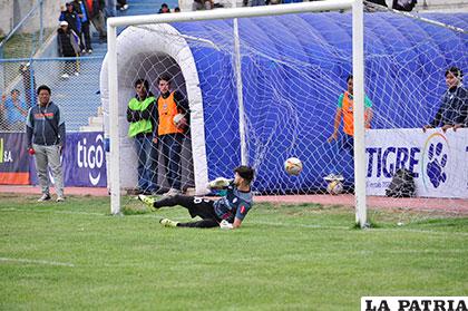 Carlos Emanuel Franco no pudo contener ninguno de los dos penales a favor de Sport Boys