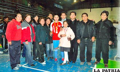 Jairo Thomas junto a su familia que le apoya bastante