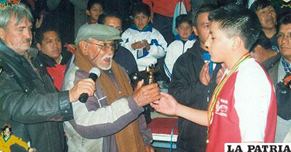 Recibió el premio como el mejor jugador en el nacional Sub-12 de futsal