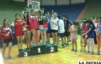 Belén Cortez y Lenny Rocha con la medalla de plata en el podio