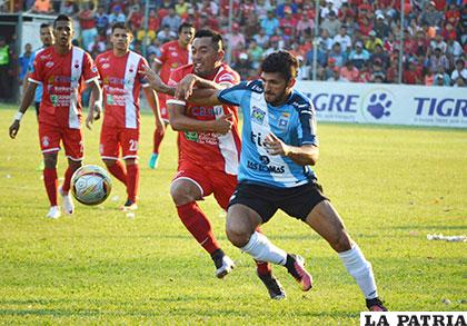 Luis Melgar y Maximiliano Ortiz disputan el balón