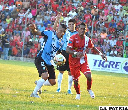 Miguel Hurtado intenta dominar el esférico