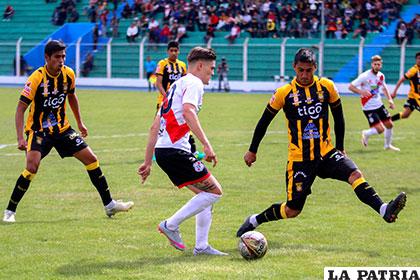 La acción del cotejo que terminó 0-0 en la Villa Imperial