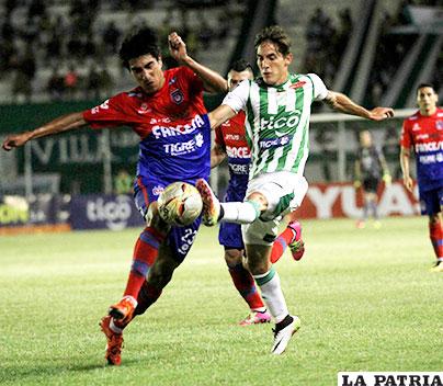 La acción del partido disputado anoche en Santa Cruz /APG