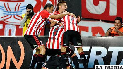 Estudiantes de La Plata es líder después del triunfo ante Rosario 
Central por 3-2