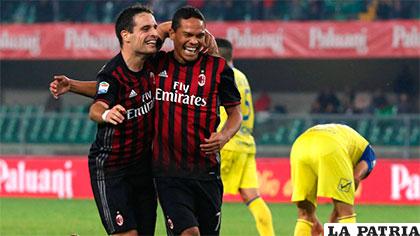 Juraj Kucka y Carlos Bacca celebran la victoria del Milan