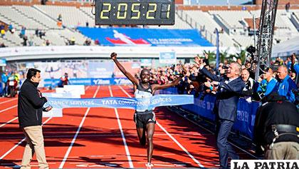 Daniel Wanjiru cruza la meta en el maratón de Ámsterdam