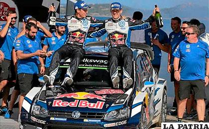 Sébastien Ogier (derecha) junto a su navegante celebra el título
