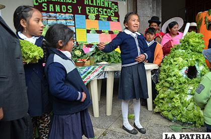 Niñas explican los beneficios de sus invernaderos escolares
