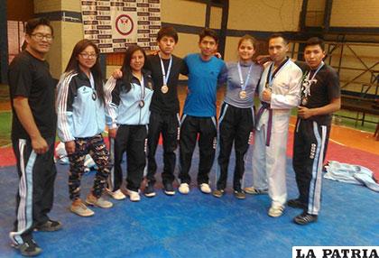 La selección orureña que participó en el nacional de taekwondo