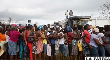 Haitianos hacen largas filas para recibir un poco de ayuda humanitaria