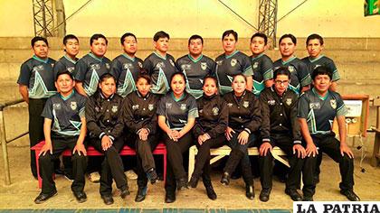 Integrantes del Colegio de Árbitros de Básquetbol Oruro, lucen su nuevo uniforme
