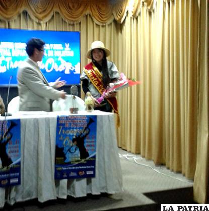 Graciela Méndez Magne, recibió su bando como ?usta del Festival ¡Aquí?Canta Bolivia!