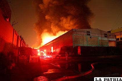 El incendio en una fábrica afecto al almacén de medicamentos del estado peruano /andina.com.pe