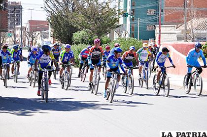 Ciclistas orureños que participan en las competencias locales