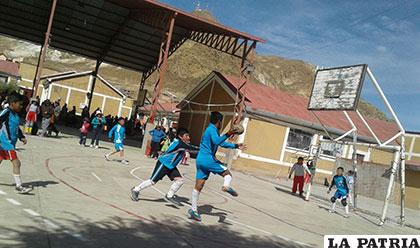 Niños del colegio Juan Pablo en el festival de handbal