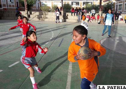 Las niñas demostraron un mejor nivel de juego en el handball
