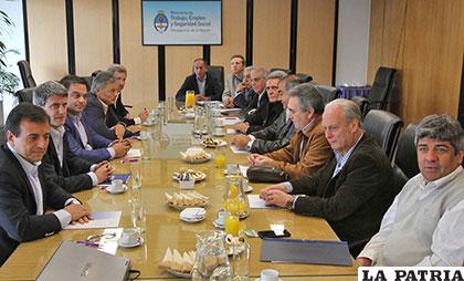 La CGT y el gobierno argentino en una anterior reunión, ahora se piensa en un bono