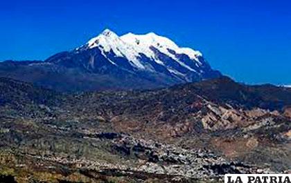 El Illimani está situado a 90 kilómetros de la ciudad de La Paz /AZIMUTEXPLORER.COM