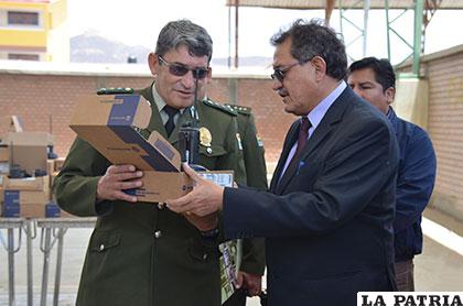 Alcalde Bazán entrega una radio 