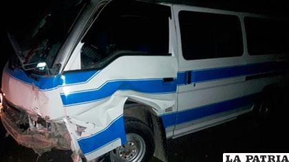 El minibús con daños, cuyo conductor tenía aliento alcohólico