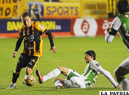 Chumacero elude la marca de su rival /APG