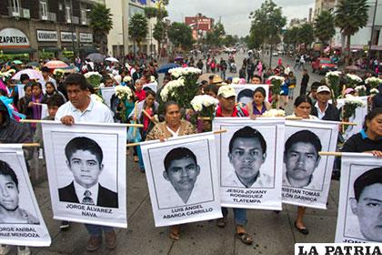 Con fotografías de los desaparecidos marchan buscando justicia