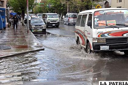 Varias calles se inundaron por la intensa lluvia