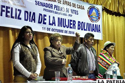 La presidenta de la Liga Boliviana de Amas de Casa y autoridades en el acto de condecoración a mujeres