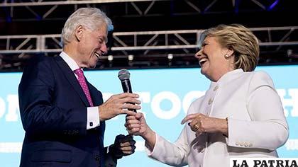 La candidata Hillary Clinton junto a su esposo el ex presidente de EE.UU., Bill Clinton