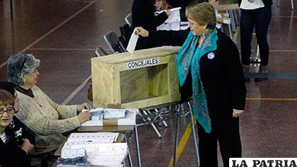 La presidenta de Chile, Michelle Bachelet, depositó su voto y se fue sin firmar el libro de registro
