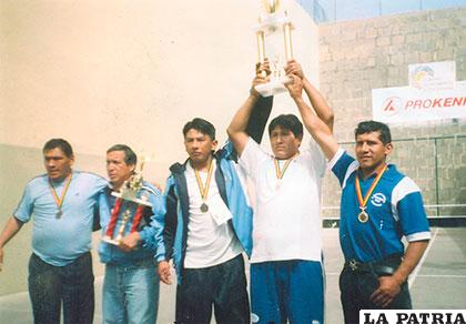 Armando Condarco (con el trofeo) fue varias veces campeón nacional
