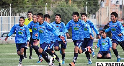 El festejo de los integrantes de Saavedra FC campeones en la Sub-15 