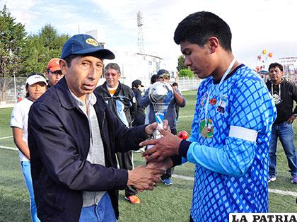 El capitán de Saavedra recibe el trofeo de campeón