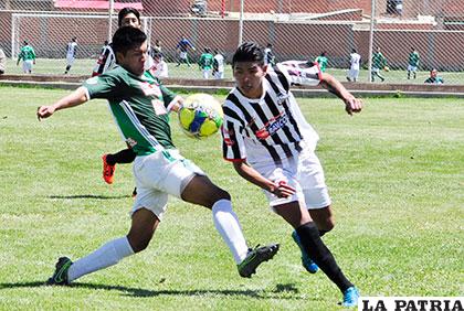 Edsón Almaraz de Oruro Royal intenta dominar el balón