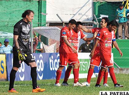 Luis Melgar fue autor del tercer gol, Robledo reclama a sus 
compañeros