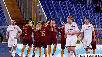 El festejo de los jugadores del Roma que vencieron a Palermo (4-1)