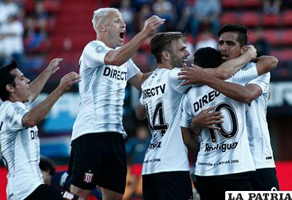 El festejo de los de Estudiantes que vencieron de visita a San Lorenzo