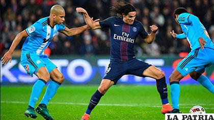 Edinson Cavani, del PSG, intenta dominar el balón