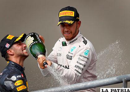 El festejo de Lewis Hamilton en el podio