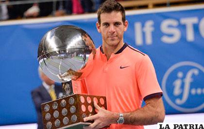 Martín del Potro con el trofeo de campeón en Estocolmo