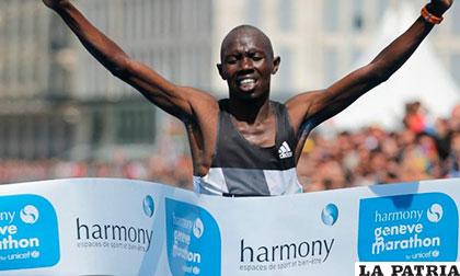 Julius Rotich cruza la meta en la maratón de Venecia
