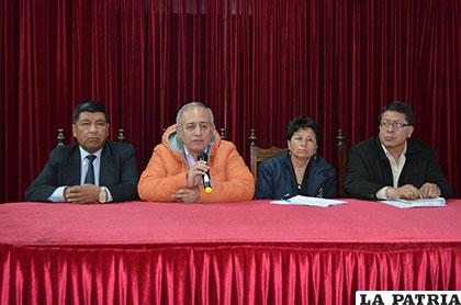 El vicepresidente del Tribunal Supremo Electoral, Antonio Costas, junto a vocales del TEDO (segundo de izquierda a derecha)