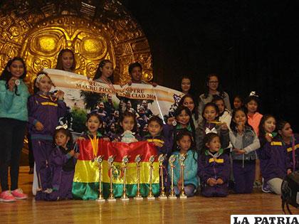 Delegación boliviana junto a los trofeos que ganaron en Cuzco-Perú /Lucero Yaksic