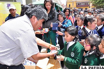 Niños reciben productos lácteos del gobernador Víctor Hugo Vásquez