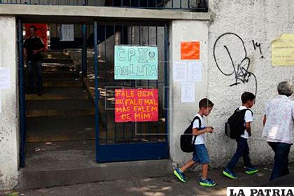 Carteles pegados en las puertas refleja petición de estudiantes